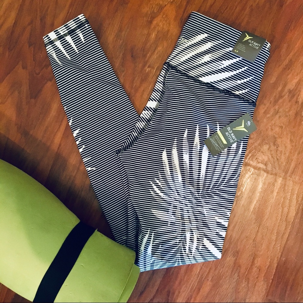 Old Navy workout leggings | black and white stripe